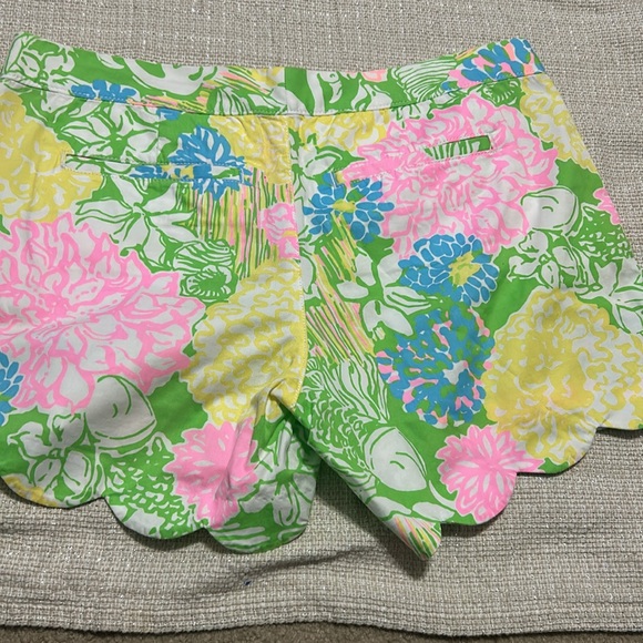 Lilly PULITZ ER women’s shorts regular buttercup style - Picture 2 of 4